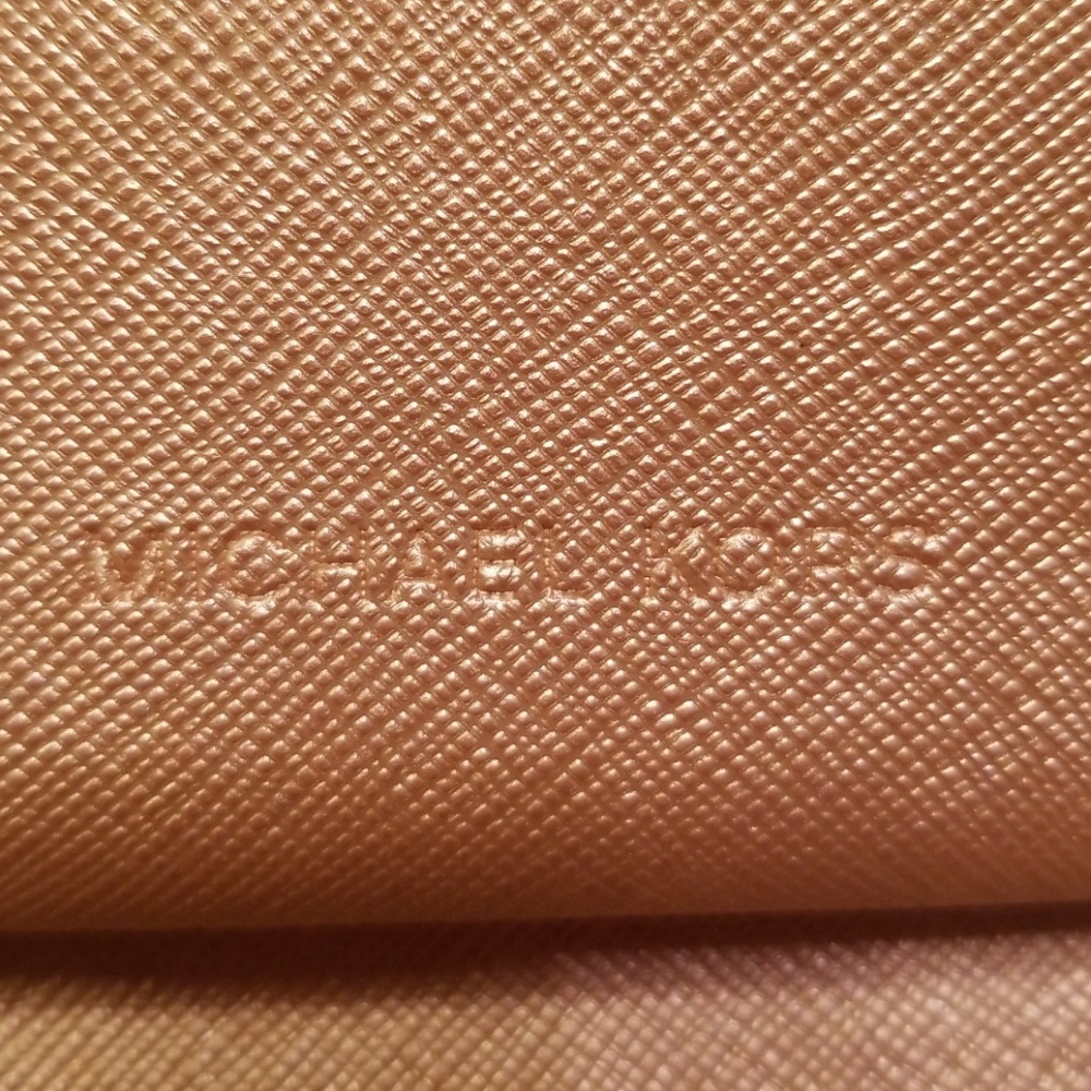 Michael Kors Hayes Multifunction Wristlet - Picture 6 of 8